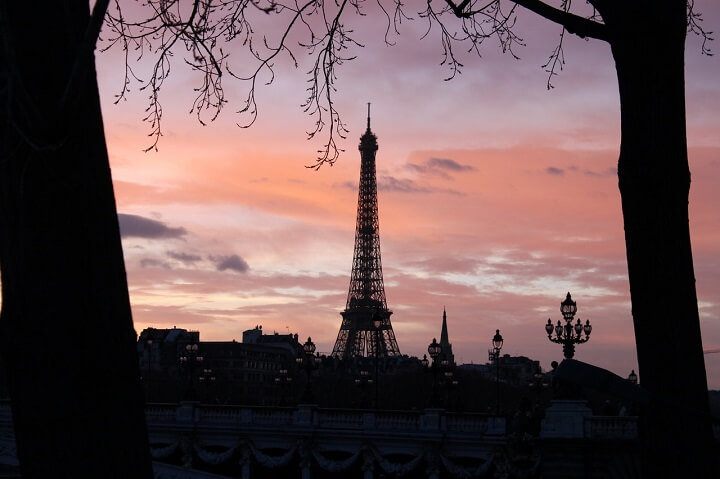 Paris Eiffelturm bei Dämmerung